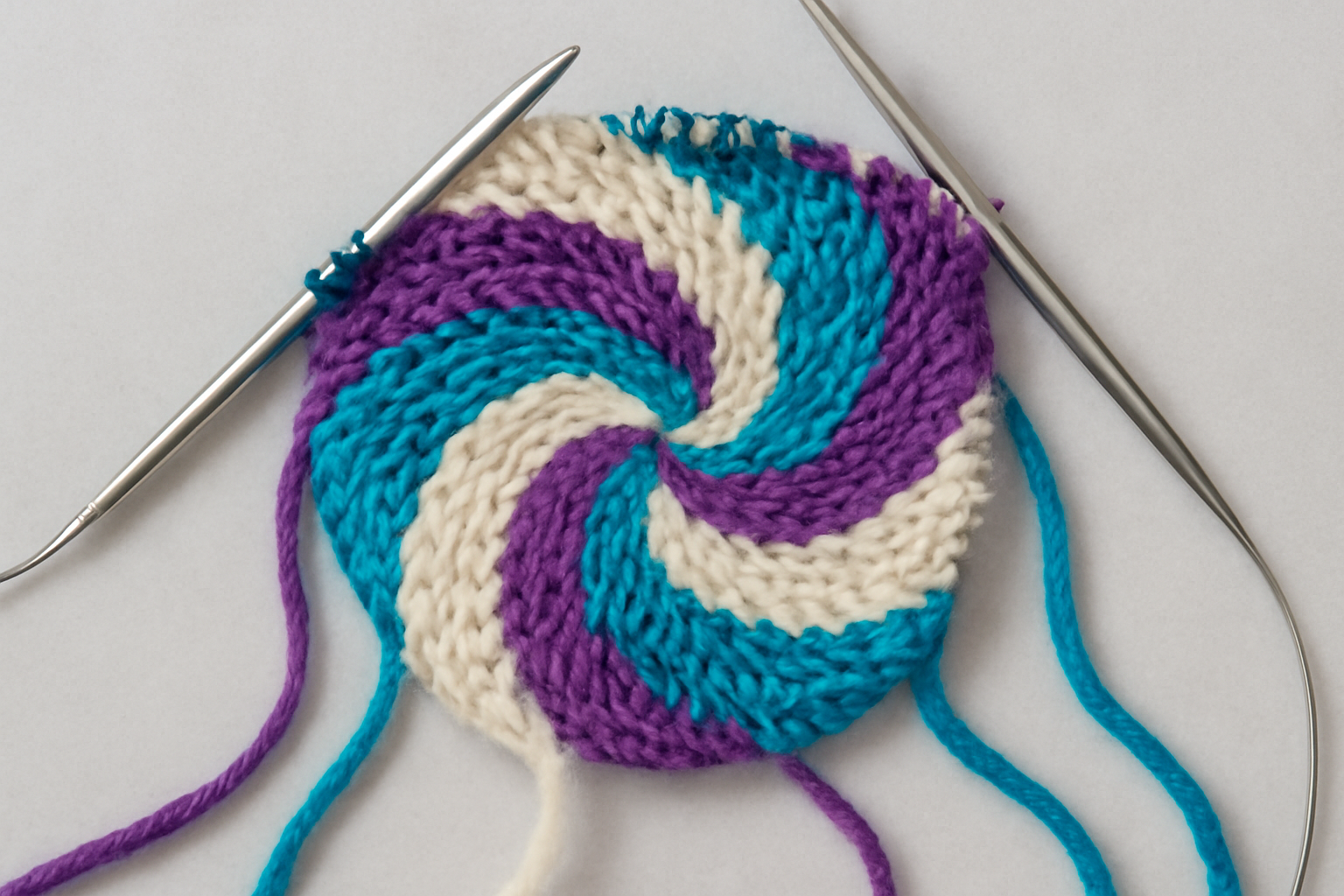 Using Helix Knitting for Seamless Stripes